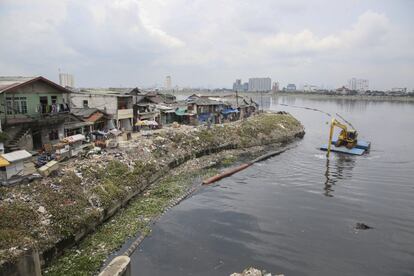 La capital de Indonesia se enfrenta a la creciente subida del mar con una vieja muralla construida hace 40 años que no da más de sí y si no se hace nada, en unos 20 a 30 años un tercio de ella quedará anegada. Sin un sistema de recolección de basura, los residentes de Muara Baru no tienen otra opción que verter sus basuras al agua. Los dragadores limpian el lago con técnicas precarias. 