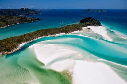 Whitsunday (Australia)

En estas islas se encuentra la playa de Whitehaven, votada a menudo como una de las mejores de la costa australiana. Un paraíso remoto de arena blanca y aguas turquesas que invita a perderse.