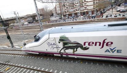 El AVE de Valencia a su entrada a la estaci&oacute;n el d&iacute;a de su inauguraci&oacute;n en 2010.