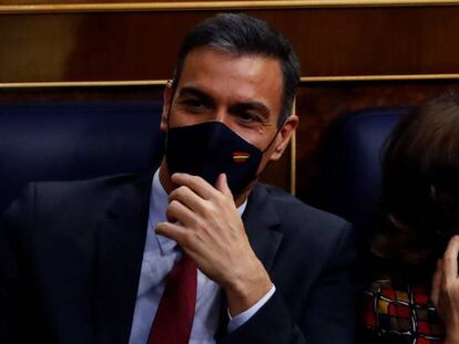 El presidente del Gobierno, Pedro Sánchez, y la vicepresidenta primera, Carmen Calvo, durante el Pleno del Congreso que debate este miércoles el proyecto de ley de presupuestos generales del Estado para 2021 que defiende la ministra de Hacienda, María Jesús Montero