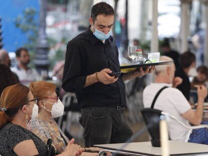 Aspecto de una terraza en el centro de L'Hospitalet (Barcelona), ayer jueves, cuando pusieron en marcha las medidas especiales de restricción de movimientos.