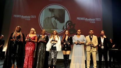 Foto de familia de la gala de los premios Radiolé, en Sevilla. / CURRO CASILLAS
