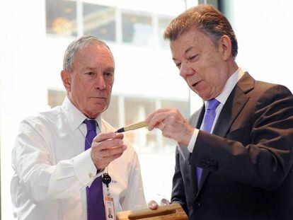 El presidente colombiano ofreciendo un regalo al magnate Michael Bloomberg