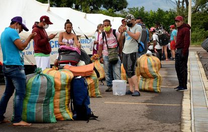 Ciudadanos venezolanos salen del refugio en Tienditas para ser trasladados al Puente Simón Bolívar y cruzar a Cúcuta (Colombia), en junio de 2020