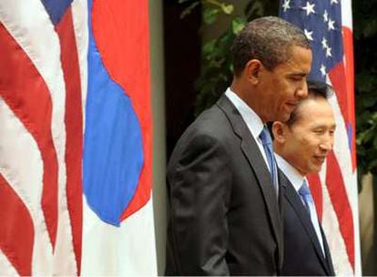 El presidente de EE UU, Barack Obama, y su homólogo surcoreano, Lee Myung-bak, tras su entrevista este martes en la Casa Blanca