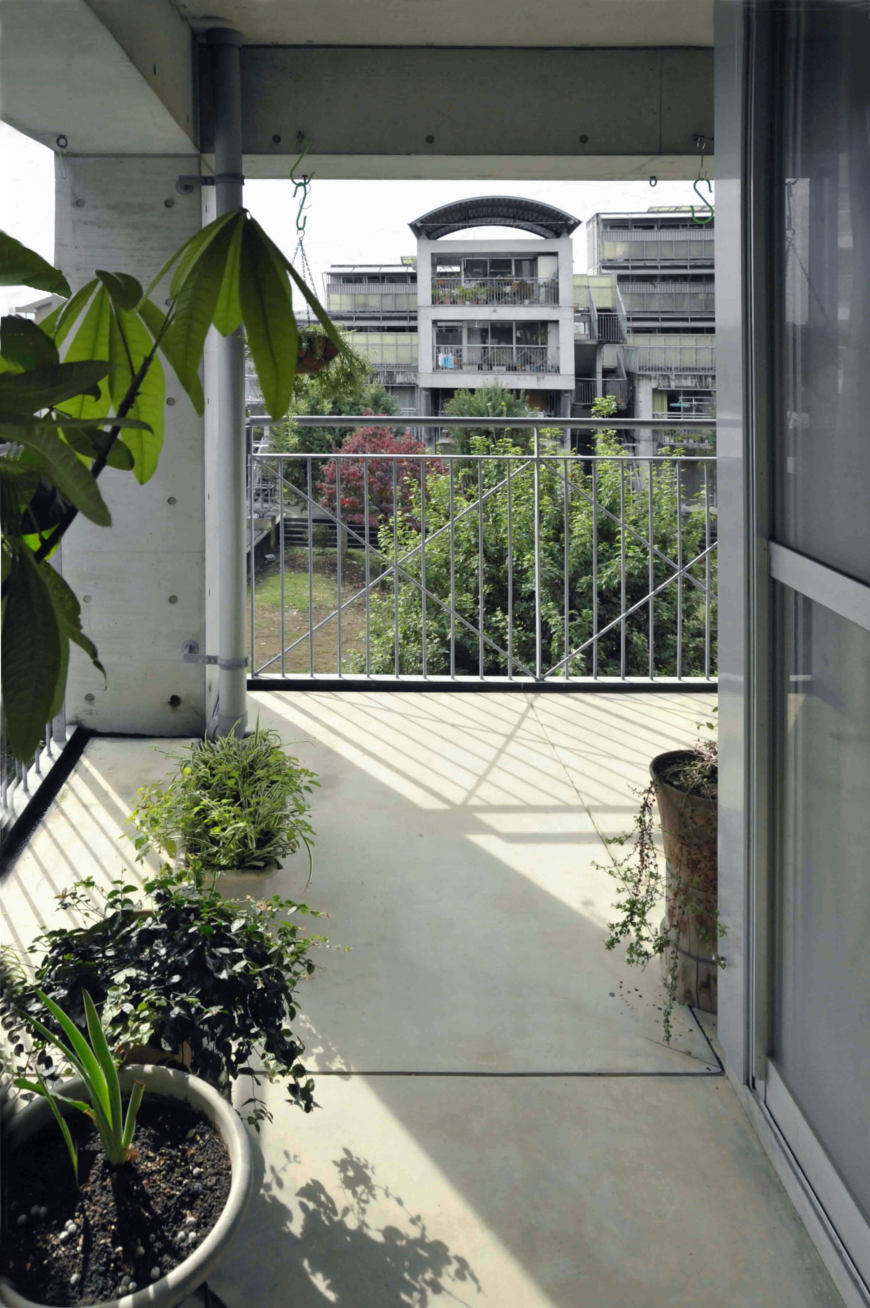 Viviendas Hotakubo en Kumamoto, 1991. El arquitecto reparó la rigidez moderna con cubiertas semicirculares en voladizo y terrazas que amplían la vivienda y actualizan la machiya tradicional japonesa con espacios colectivos.
