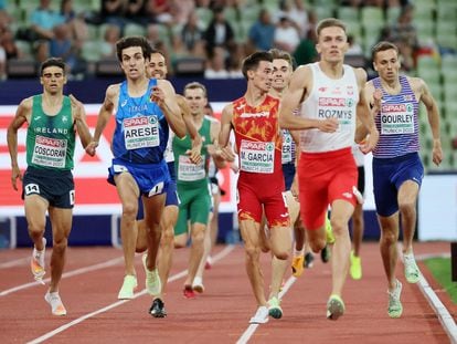 Mario García, en el centro, en la recta final de las semifinales de 1.500m.