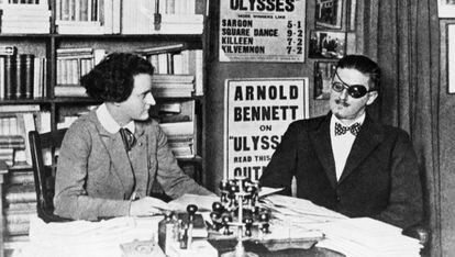 James Joyce junto a su editora Sylvia Beach.