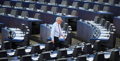 El presidente de la Comisi&oacute;n, Jean-Claude Juncker paseando por el hemiciclo