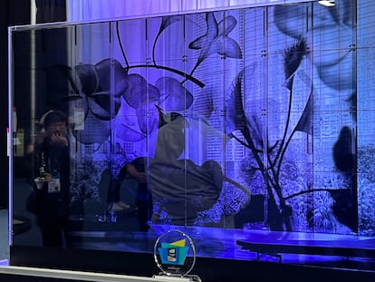 VideowindoW presentada en el CES 2022 que convierte ventanas de vidrio en pantallas transparentes para reproducir vídeos.