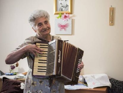 Angelina Arsova, de 85 años trabajaba como ingeniera de la construcción. Hoy vive en el asilo de Kutovo, en Vidin, Bulgaria.