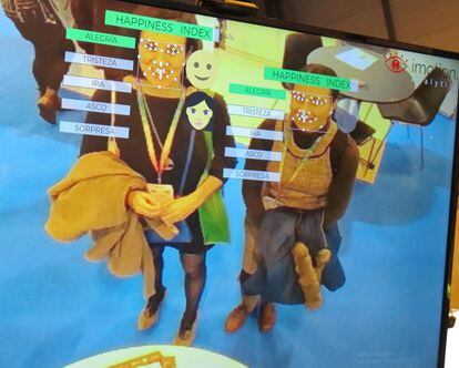 Dos mujeres prueban un sistema que monitoriza su estado emocional en Fitur
