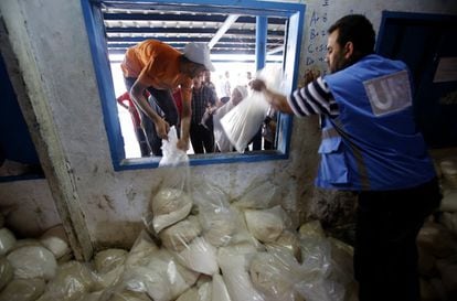 La ayuda humanitaria distribuida por la ONU llega al campo de refugiados de Shati, en Gaza.