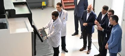 Pedro Sánchez, en la visita a las instalaciones de Clue Technologies, en Málaga.