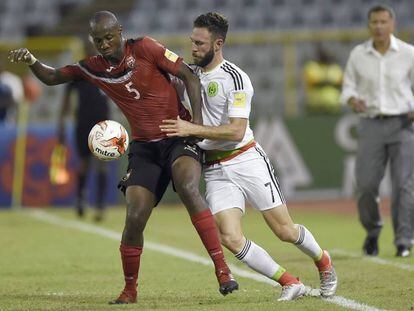 Cyrus y Layún compiten por el balón.