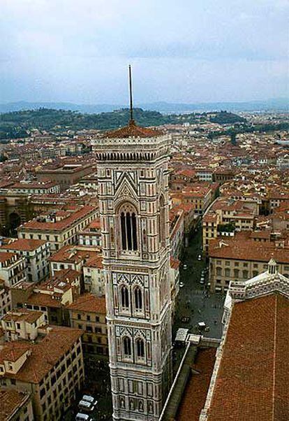 Vista de Florencia con el campanario de la catedral en primer plano.