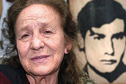 La activista Rosario Ibarra, ante la foto de su hijo Jesús Piedra, desaparecido en los setenta, en México.