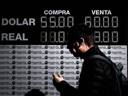 La pizarra de una casa de cambio de divisas en Buenos Aires muestra la cotización del dólar.