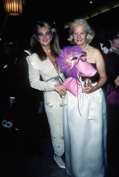 Cornelia Guest y su madre, C.Z. Guest, en una fiesta en Nueva York, en 1985.