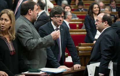 Iceta, charlando con Puigdemont y Junqueras en el Parlament.