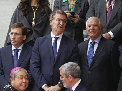 El alcalde de Madrid, José Luis Martínez-Almeida; el líder del PP, Alberto Núñez Feijóo, y el alto representante de la UE, Josep Borrell, tras la jura de la Constitución de la princesa Leonor.