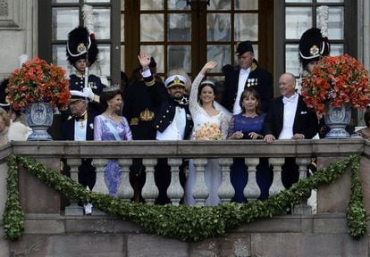 La Princesa Sofía de Suecia junto con el príncipe Carl Philip de Suecia  saludan a la multitud después de su ceremonia de boda junto al Rey Carl XVI Gustaf, padres del novio y la Reina Silvia de Suecia y  Marie Hellqvist y Erik Hellqvist, padres de la novia, en el Palacio de Estocolmo.