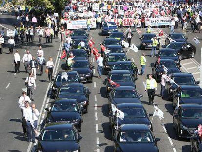  Manifestaci&oacute;n de conductores de coches de alquiler con conductor (VTC) organizada por la asociaci&oacute;n AVTC en el Paseo de la Castellana de Madrid.