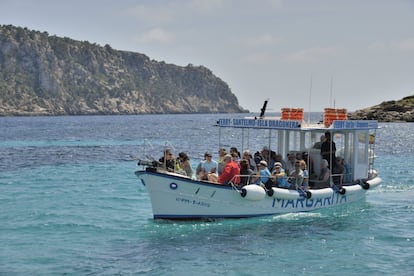 Dragonera es la sexta de las islas baleares en extensión. La isla fue ocupada el 7 de julio de 1977 por activistas contrarios a su urbanización. El hoy parque natural, a 2,7 kilómetros de San Telmo, parece desgajado de la sierra de Tramontana, al guardar la unidad de escala. Litoral escarpado que atesora la colonia de halcones de Eleonor más copiosa del Mediterráneo occidental. No puede faltar la visita del faro de Tramuntana, que alberga una exposición sobre los faros isleños.