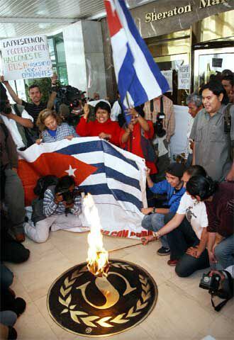 Manifestantes pro Cuba frente al hotel Sheraton el 7 de febrero.