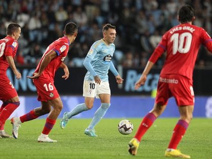 Iago Aspas protege el balón ante jugadores del Getafe durante el partido en Balaídos este lunes.