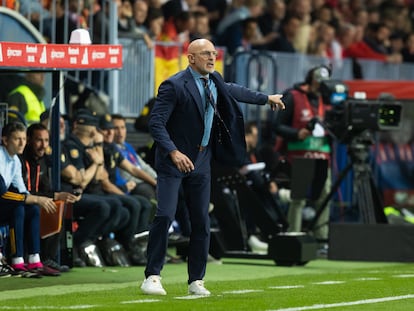 El entrenador de la selección española de fútbol, Luis de la Fuente, durante el España-Noruega del pasado sábado en el estadio de La Rosaleda, en Málaga.