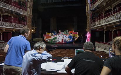 Técnicos del Teatro de la Comedia durante un ensayo de la obra 'El gran mercado del mundo', de Calderón, en 2019.