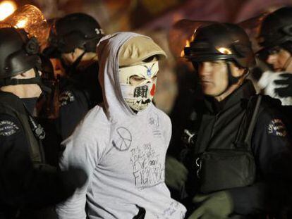 Uno de los manifestantes de Ocupa Los &Aacute;ngeles, detenido por la polic&iacute;a durante el desalojo de la protesta. 