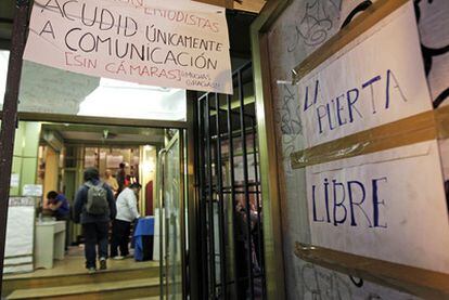 Indignados y okupas, ayer a la entrada del hotel Madrid en la calle de Carretas.
