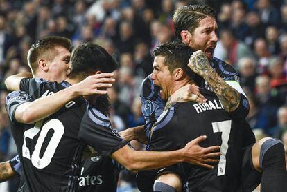 La rabia de Cristiano en la celebración del gol del 12 junto a Ramos, Kroos y Asensio.