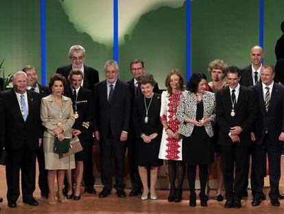 Griñán posa con los galardonados el Día de Andalucía.