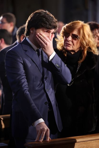 Andrea Piazzolla llora la muerte de Gina Lollobrigida durante su funeral, el 19 de enero de 2023 en Roma. 