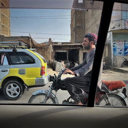 Tráfico por el centro de Kandahar, la segunda ciudad del país con unos 600.000 habitantes. 