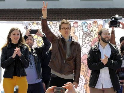 El secretario de Pol&iacute;tica de Podemos, &Iacute;&ntilde;igo Errej&oacute;n, junto a otros dirigentes de Podemos, este pasado fin de semana en Asturias.  