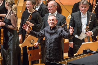 El director Trevor Pinnock saluda al público, el pasado martes en Zaragoza.