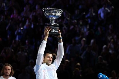 El tenista serbio Novak Djokovic levanta el trofeo tras ganar el Open de Australia ante el griego Stefanos Tsitsipas por (3-6, 6-7 y 6-7). Con su décimo título en Melbourne, el serbio es el nuevo número uno del mundo e iguala los 22 títulos de Grand Slam de Rafa Nadal.