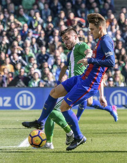 El centrocampista del Barcelona, Denis Suárez (derecha), controla la pelota ante el defensa rumano del Real Betis, Alin Tosca.