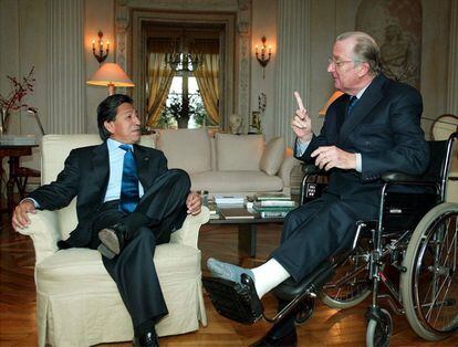 El presidente de Perú, Alejandro Toledo (i), habla con el rey Alberto II de Bélgica, en un encuentro en Bruselas (Bélgica) en diciembre de 2002. 


