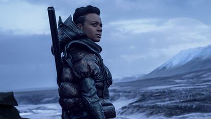 Leah Harvey como Salvor Harding (un hombre en las novelas de Asimov) en una escena de 'Fundación'.