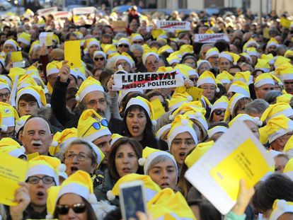 Reunión para cantar villancicos delante de la cárcel Modelo de Barcelona, organizada por la Asamblea Nacional de Cataluña.