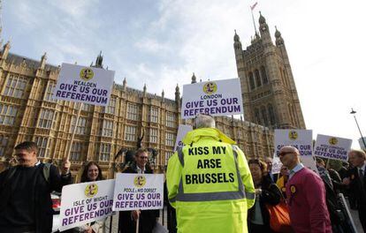 Un grupo de manifestantes protesta junto al Parlamento británico para pedir un referéndum sobre la salida del euro.