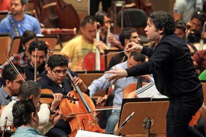 Dudamel ensayando con la Orquesta Sim&oacute;n Bol&iacute;var el martes, en el Auditorio Nacional de Madrid.