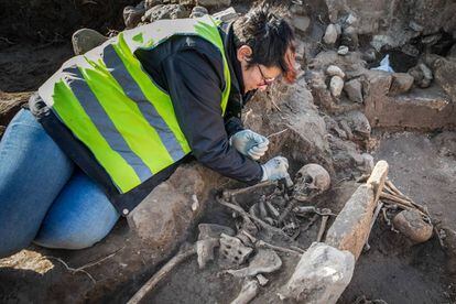 Un arqueólogo excava una de las tumbas visigodas descubiertas.