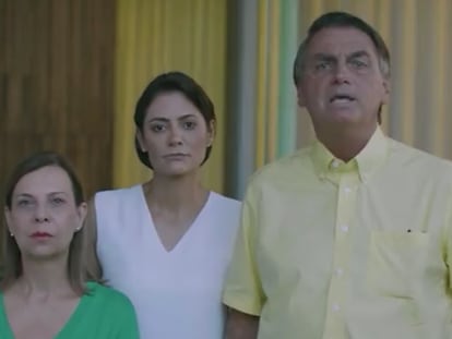 El presidente Jair Bolsonaro en un vídeo difundido este martes en el que pide disculpas. En el centro, su esposa, Michelle, junto a la embajadora venezolana, María Teresa Belandria