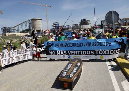Manifestación de organizaciones ecologistas en la mina de Las Cruces (Sevilla).